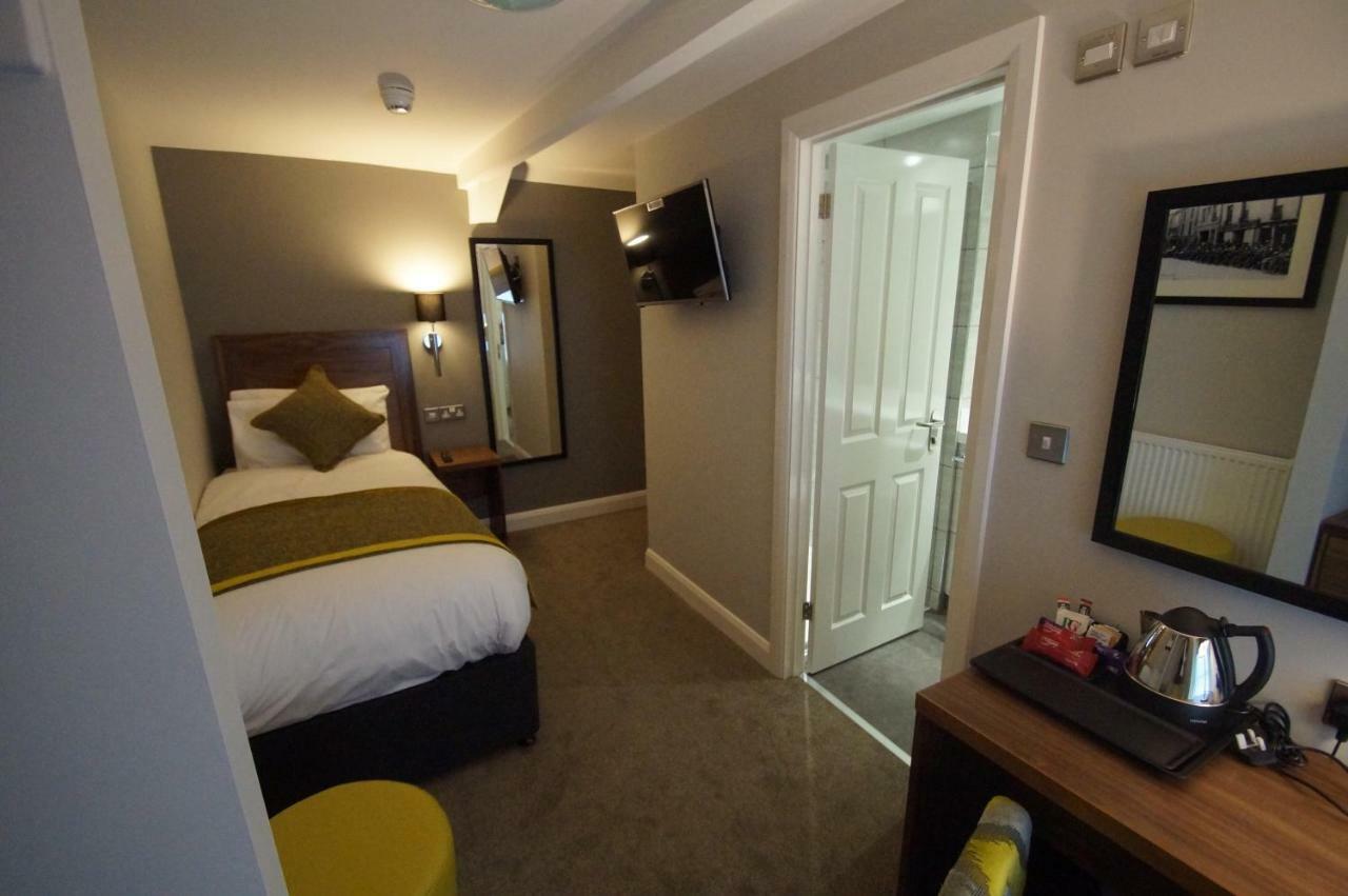 New Park Hotel Carmarthen Bagian luar foto