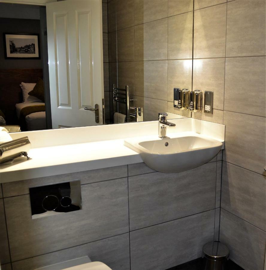 New Park Hotel Carmarthen Bagian luar foto
