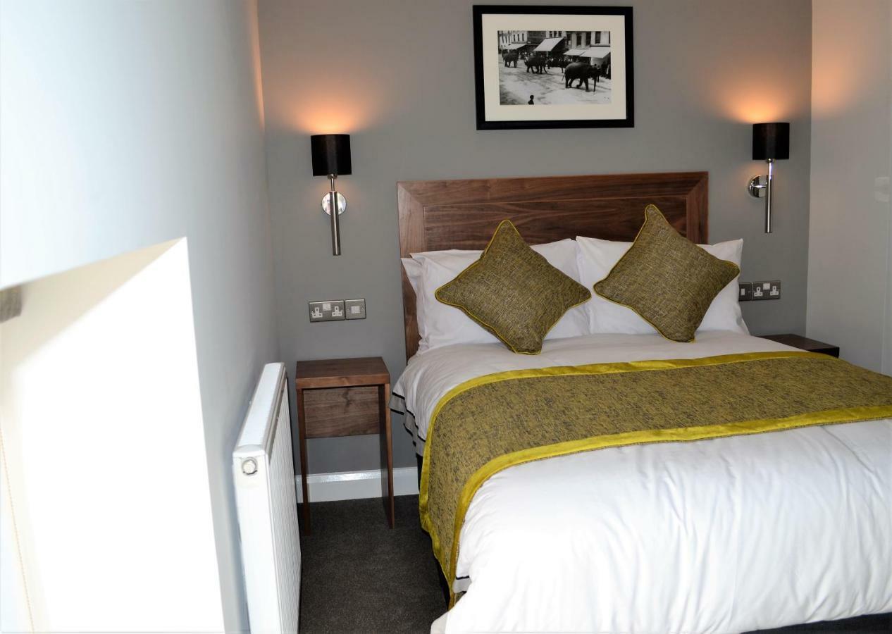 New Park Hotel Carmarthen Bagian luar foto