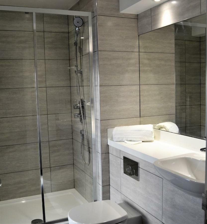 New Park Hotel Carmarthen Bagian luar foto